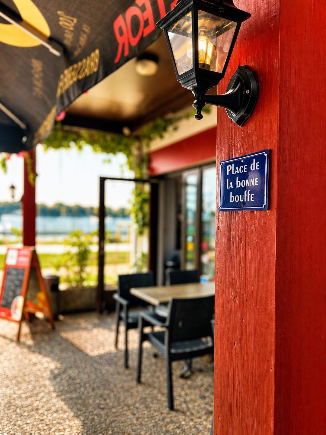 La terrasse du restaurant et son panneau Place de la bonne bouffe